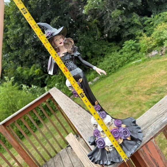 EERIE CHARM Large ELEGANT HALLOWEEN WITCH STATUE W/ROSE & SKULL DRESS New - Picture 6 of 7